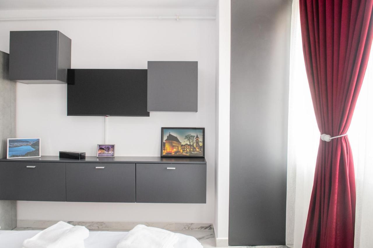 Apart Hotel Center بياترا نام المظهر الخارجي الصورة