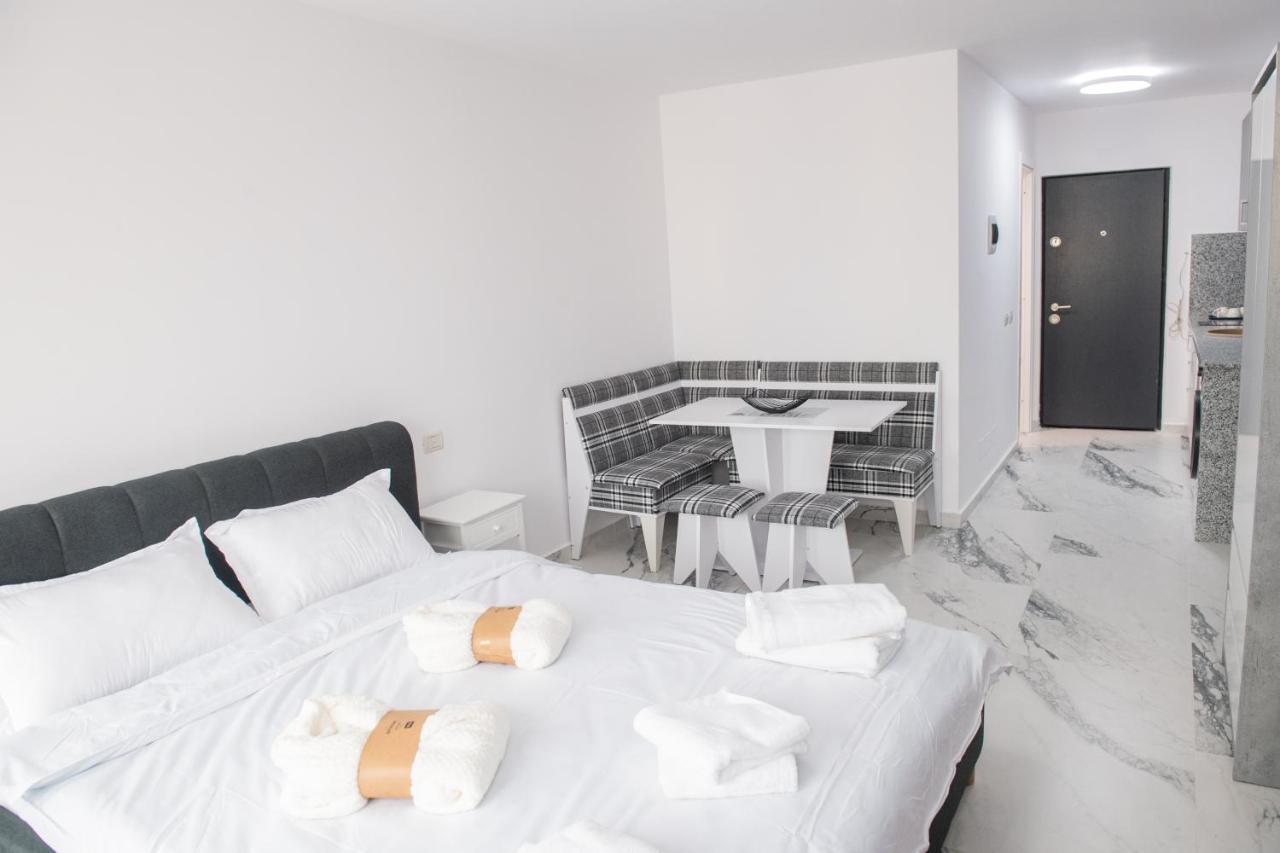 Apart Hotel Center بياترا نام المظهر الخارجي الصورة