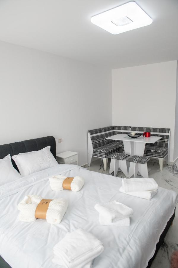 Apart Hotel Center بياترا نام المظهر الخارجي الصورة