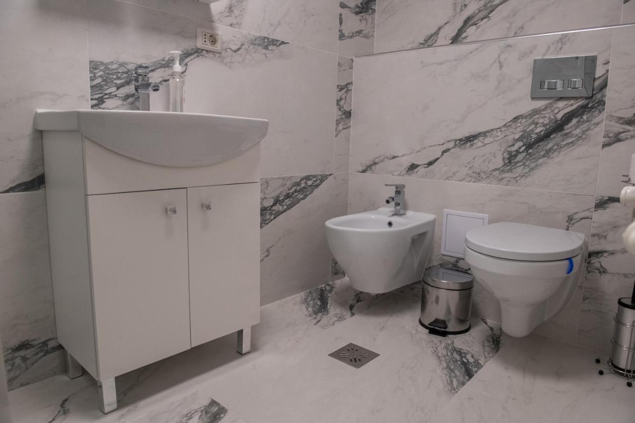 Apart Hotel Center بياترا نام المظهر الخارجي الصورة