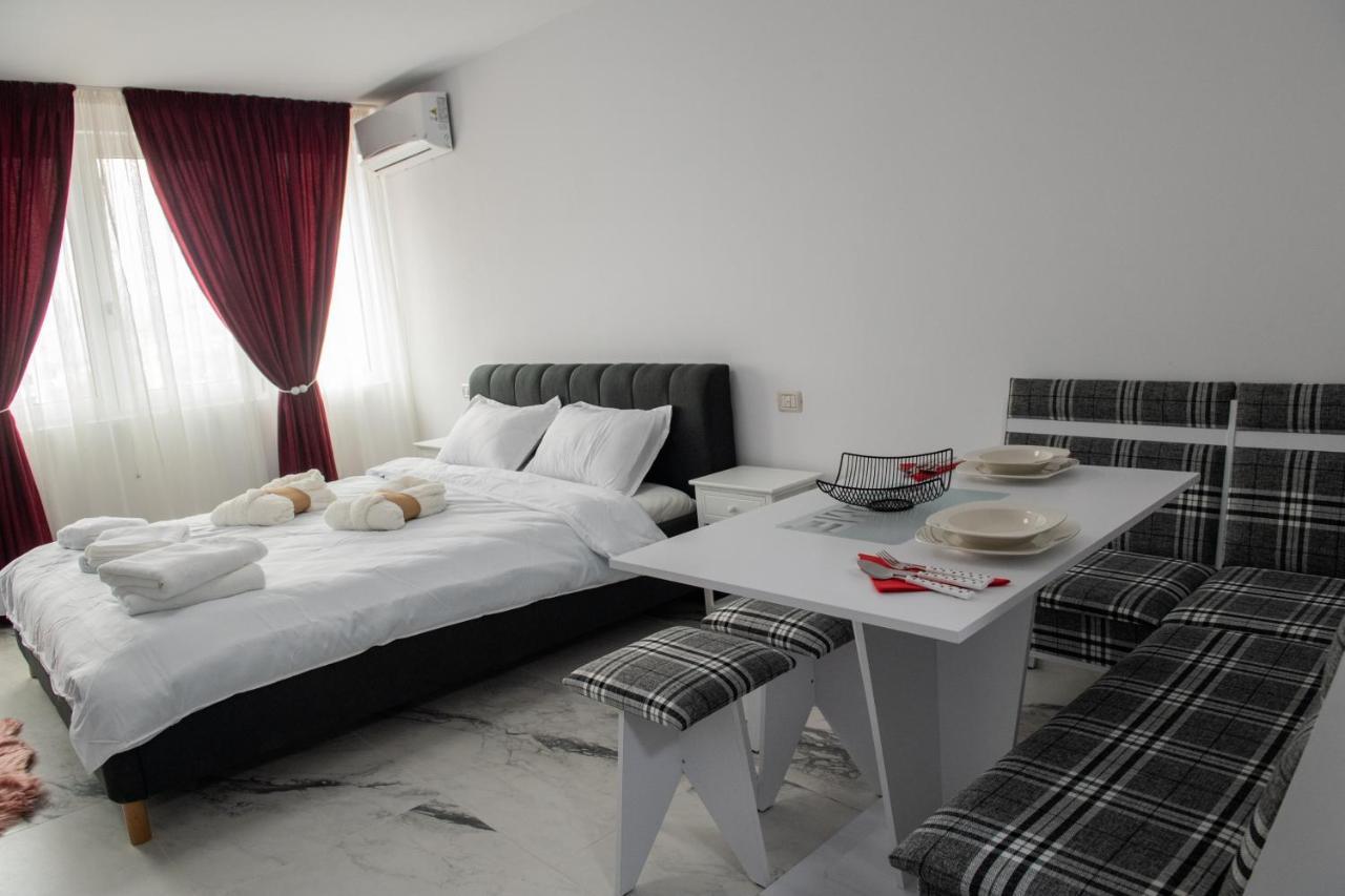 Apart Hotel Center بياترا نام المظهر الخارجي الصورة